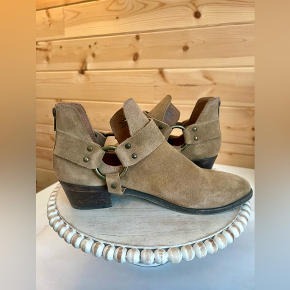 ‼️SOLD‼️ Frye Suede Leather Back-Zip Women’s Ankle Boots Ray Harness Size 10 - Picture 2 of 9